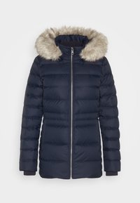 Giacca puffer blu con cappuccio in pelliccia sintetica, cuciture orizzontali, chiusura con zip e polsini a costine. Caratterizzata da una superficie liscia e imbottita.