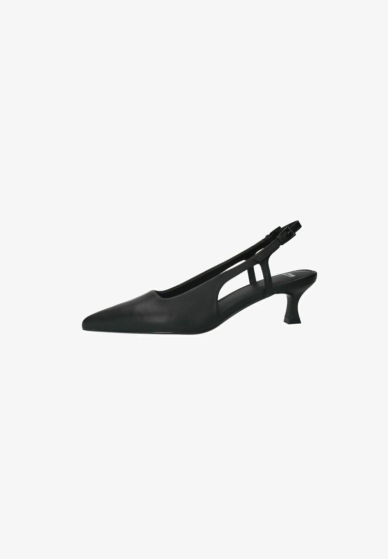 Schwarzer Slingback-Schuh mit spitzem Zehenbereich, Hergestellt aus glattem Material, verfügt über Aussparungen an den Seiten, einen schlanken Absatz und einen verstellbaren Riemen mit Schnalle.