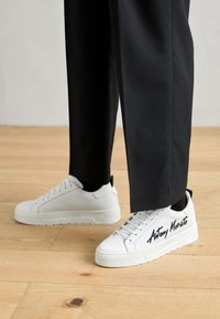 Unselected, white/black
