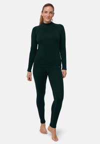 Mörkgrön termisk baslageruppsättning i mjukt, stretchigt material. T-shirten med lång ärm har en hög krage, och leggingsen har en figurnära design.