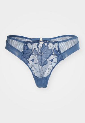 Blauwe kanten string met bloemenborduursel, gaaspanelen en satijnen accenten. Inclusief een klein hardwaredetail in goudkleur aan de achterkant.