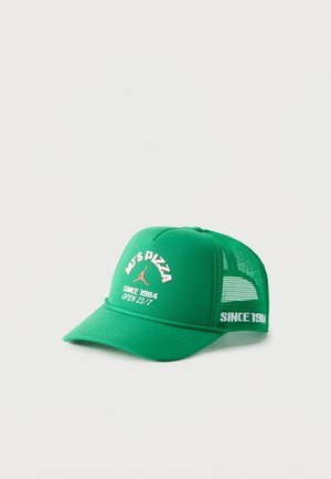 Gorra de béisbol verde de malla con el texto "MJ’s Pizza Since 1984 Open 23/7" y un logo rojo con silueta saltando en la parte frontal.