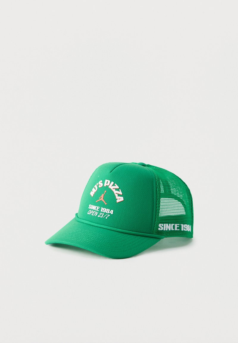 Πράσινο καπέλο με δίχτυ, με το κείμενο «MJ’s Pizza Since 1984 Open 23/7» και ένα κόκκινο λογότυπο με σιλουέτα που πηδάει μπροστά.