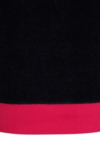 Tessuto vellutato nero con una texture liscia, presenta un audace orlo elastico rosa nella parte inferiore. Il design è semplice e moderno.
