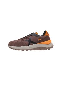 Chaussure de sport en suède marron et mesh avec des accents noirs, un talon orange et une semelle extérieure texturée. Elle dispose de lacets traditionnels et d'un col rembourré.