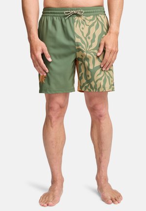 Shorts de bain verts et beige avec un motif inspiré de la nature, dotés d'une taille élastique avec cordon de serrage, longueur jusqu'aux genoux, texture de tissu lisse.