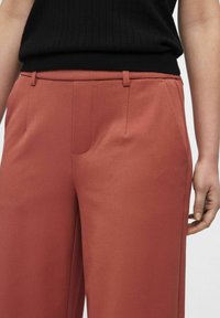 Object OBJLISA WIDE NOOS - Trousers - redwood