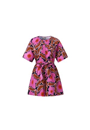Korte mouwen, knielange jurk met groot bloemenpatroon in roze, bruin en oranje en een ceintuur met strik in de taille op een witte achtergrond.