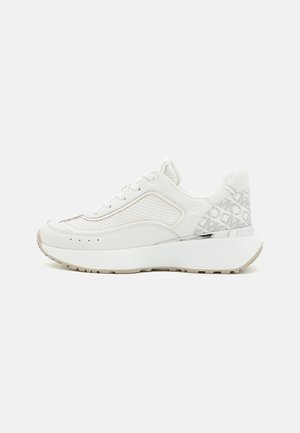 Weiße Sneakers mit einem Mischmaterialdesign, das glattes Leder, Netzpaneele und ein gemustertes Fersendetail enthält. Dicke Sohle mit hellbraunen Akzenten.