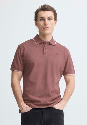 Dunkelrotes Poloshirt aus strukturiertem Stoff, mit klassischem Kragen und kontrastierendem Besatz, zwei Knöpfen am Hals und einem dezenten Logo auf der Brust.