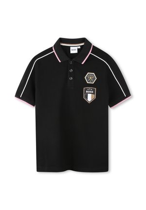 Polo noir à manches courtes avec des bordures roses et blanches, trois boutons et deux écussons brodés sur la poitrine avec le texte "BOSS".