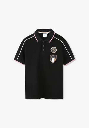 Schwarzes Kurzarm-Poloshirt mit pinken und weißen Abschlüssen, drei Knöpfen und zwei bestickten Aufnähern auf der Brust mit dem Text "BOSS".