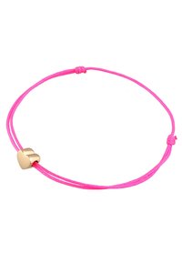 Bracelet en cordon rose avec un charm cœur en or poli comme pièce maîtresse, avec des nœuds ajustables pour s'adapter à toutes les tailles.