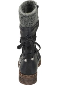 Schwarze Lederstiefel mit grauem gestricktem Schaft, Schnürdesign und Holzsohle. Verfügt über silberne Beschläge und strukturierte Stoffdetails.