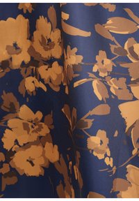 Marineblauer Stoff mit einem floralen Muster, das große braune und beige Blumen sowie Blätter zeigt. Die Textur wirkt glatt und leicht glänzend.