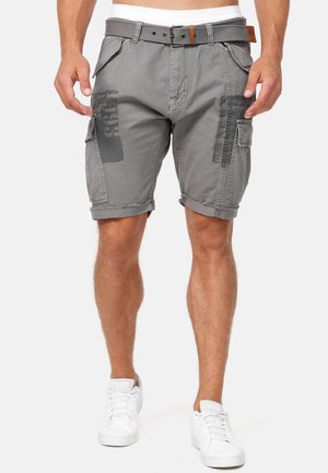 Grå cargo shorts med oprullede kanter, der indeholder flere lommer og et trykt design. Har et vævet bælte og en solid stofstruktur.