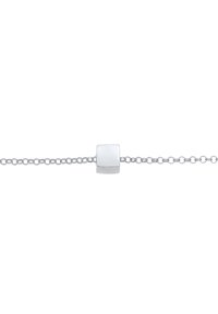 Bracciale in catena d'argento caratterizzato da un perla cubica centrale. La catena ha una texture liscia e fine con anelli equidistanti, che riflettono la luce.