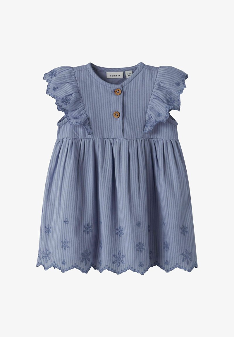 Robe pour tout-petit bleu à rayures verticales, motifs floraux brodés, ourlet festonné, manches courtes volantées et deux boutons en bois sur le devant.