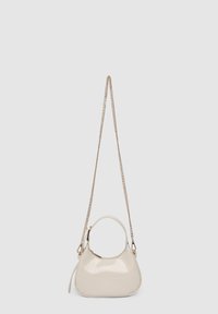 Sac à main en cuir verni beige avec une forme incurvée, une poignée supérieure unique et une longue bandoulière en chaîne. Fermeture éclair avec accents métalliques.