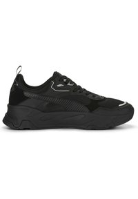 Černá sportovní bota s síťovaným svrškem, strukturovanými akcenty a silnou gumovou podrážkou. Obsahuje reflexní detaily a zesílenou patu.