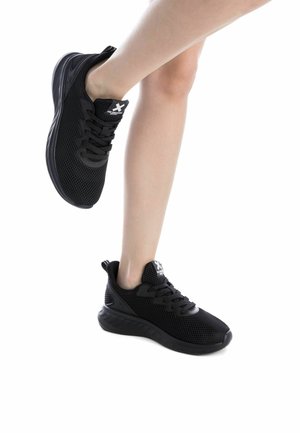 Zapatillas deportivas negras con parte superior de malla, sistema de cordones, cuello acolchado y suela de goma. Presenta un diseño texturizado y un logotipo en contraste en la lengüeta.