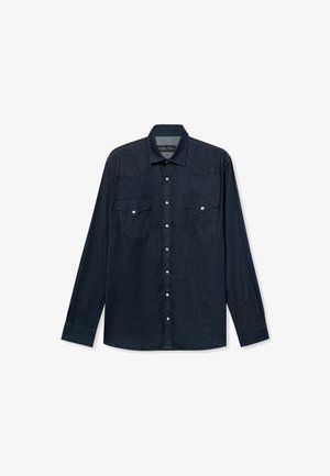 Donkerblauwe denim shirt met lange mouwen, knoopsluiting aan de voorkant, twee klepborstzakken met knopen en een klassieke kraag.