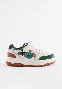 Baskets blanches et vertes pour enfants avec semelle marron et motif pixelisé de personnage sur le thème Minecraft sur le côté, avec une bride à velcro.