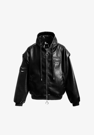 Chaqueta con capucha de cuero sintético negro, con cierre de cremallera frontal, corte holgado, bolsillos laterales y accesorios decorativos en las mangas y la cremallera.