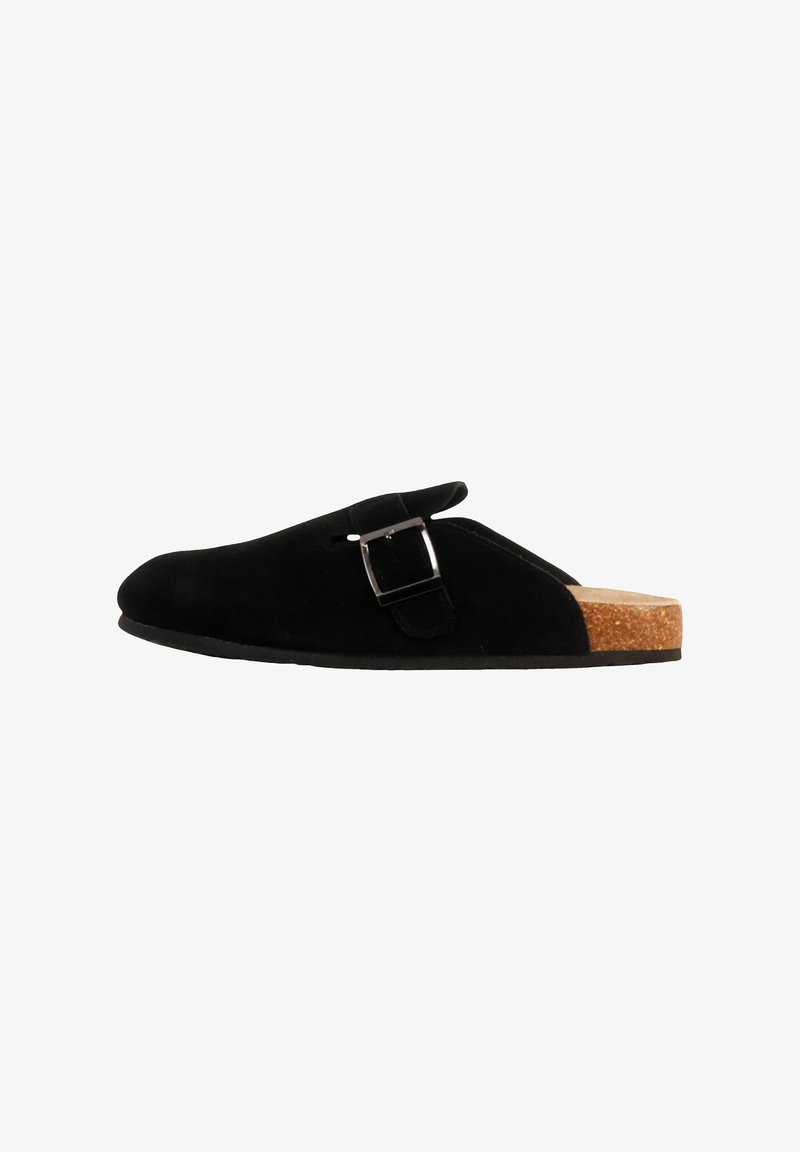 Sabot en daim noir à enfiler avec boucle argentée réglable et semelle en liège, vu de profil sur fond blanc.