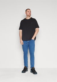 Tommy Hilfiger CORE STRETCH SLIM TEE - Basic T-shirt - black