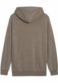 Sudadera con capucha marrón de tejido suave y texturizado. Presenta un bolsillo canguro y puños y dobladillo de canalé. Diseño liso, sin patrones visibles.