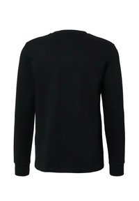 Zwarte lange mouwen t-shirt van katoen, met een ronde hals en geribde manchetten. Het ontwerp is eenvoudig en heeft geen extra patronen of accenten.