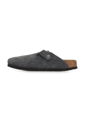 Sabot Birkenstock en daim gris avec sangle réglable, semelle intérieure en liège et semelle extérieure en caoutchouc noir, présenté en vue latérale sur fond blanc.
