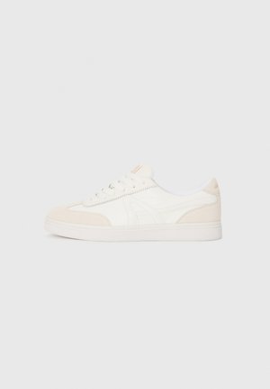 Hvide sneakers med beige ruskindsdetaljer, en struktureret overdel, rund tå, flad sål og iøjnefaldende snøring. Minimalistisk design med logodetalje.