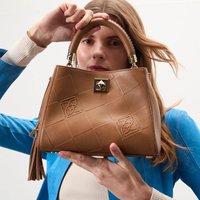 Braune Lederhandtasche mit geprägtem Design, goldenen Beschlägen und einer strukturierten Form. Sie verfügt über einen geflochtenen Griff und einen Quastenakzent.