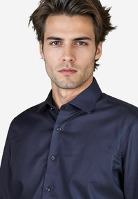 Navyblaues, langärmliges Hemd mit klassischem Kragen, glatter Textur und fünf passenden Knöpfen auf der Vorderseite.