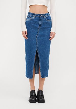 Jupe midi en denim bleu moyen, comportant une fente avant, un design classique à cinq poches et une taille avec une fermeture à bouton et à glissière.