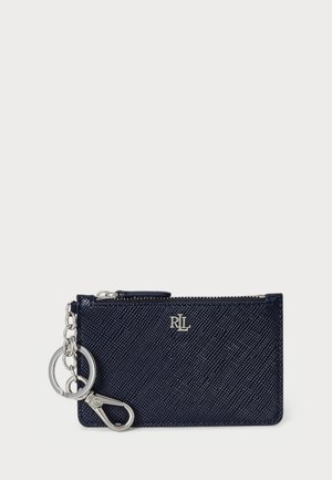 Portafoglio in pelle blu navy con finitura texture, chiusura con zip e hardware in tonalità argento, dotato di un attacco per portachiavi e logo impresso.