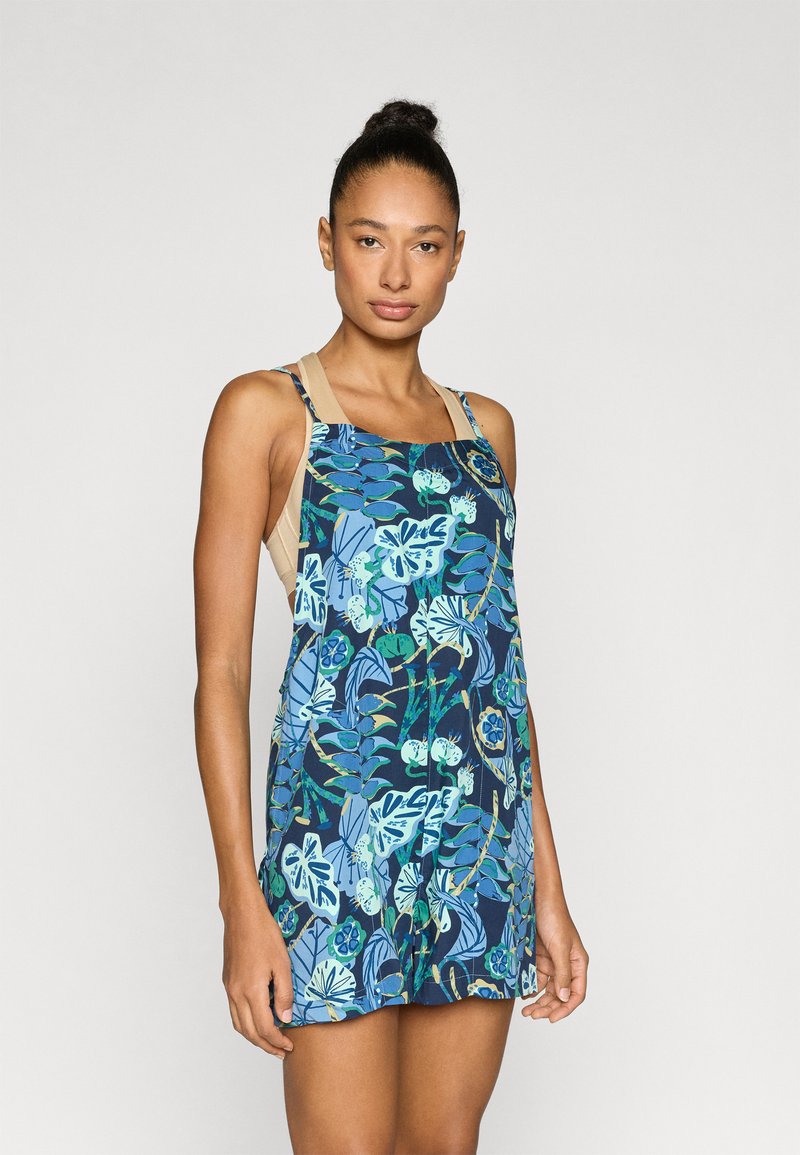 Φόρεμα με floral τύπωμα σε μπλε απόχρωση, με τετράγωνο ντεκολτέ και λεπτές τιράντες. Κατασκευασμένο από ελαφρύ ύφασμα, με casual εφαρμογή και πλαϊνές τσέπες.