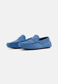 Blå ruskinds loafers med rund tå, stikninger og gummisål for godt fodfæste. Blød tekstur og understated design.
