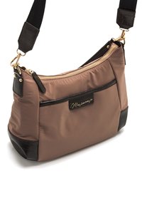 Sac à main en nylon marron avec des accents en simili cuir noir et des garnitures dorées ; il dispose d'une fermeture éclair sur le dessus, d'un fond plat et d'une bandoulière réglable.