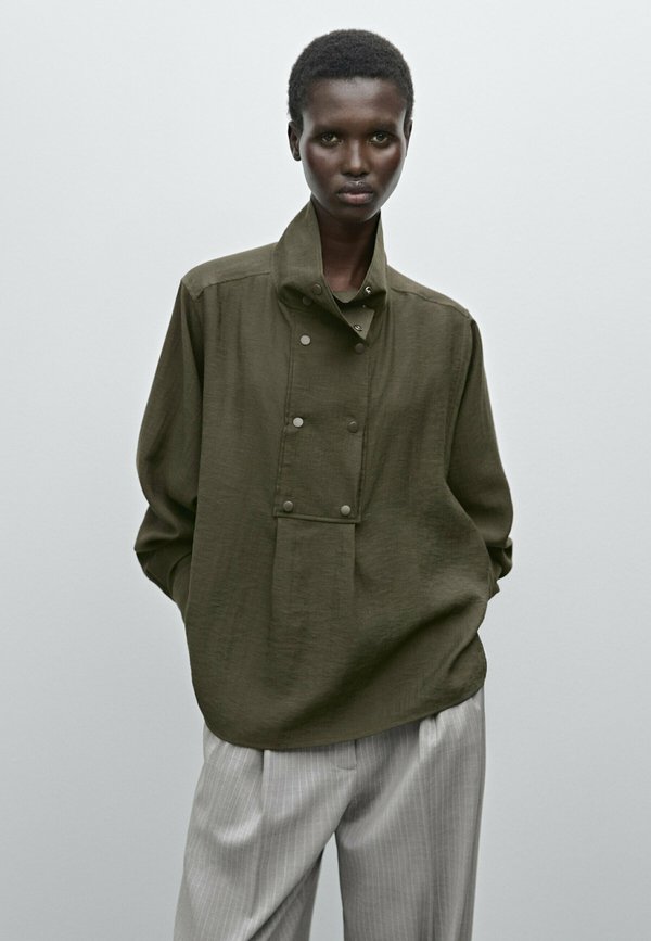 FLOWING WITH BUTTON DETAIL ON THE CHEST  - Bluse