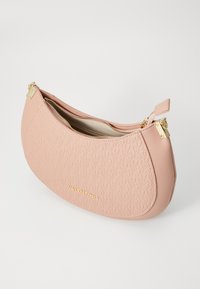 Ροζ δερμάτινη τσάντα χειρός με υφή και χρυσά αξεσουάρ. Διαθέτει άνοιγμα με φερμουάρ και ανάγλυφο λογότυπο στο μπροστινό μέρος. Καμπυλωτό σχήμα.