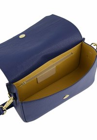 Blå tekstureret læderhåndtaske med en guldsnaplukning. Indersiden er gul med en lynlåslomme og mærkelabel. Aftageligt strap inkluderet.