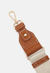 Bruine leren band met gouden beslag, voorzien van witte stiksels en een beige geweven gedeelte. Inclusief een clip voor bevestiging.