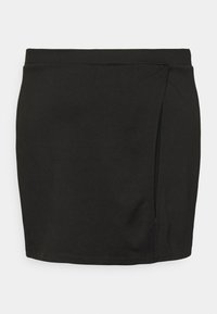 Saia mini preta feita de tecido elástico, com um design ajustado e um detalhe de fenda lateral. Textura suave com um acabamento de bainha limpo.