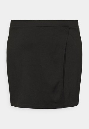 Saia mini preta feita de tecido elástico, com um design ajustado e um detalhe de fenda lateral. Textura suave com um acabamento de bainha limpo.