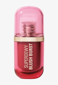 Rosa zylindrische Flasche mit einem gewölbten Deckel und goldener Band, beschriftet mit "SUPERDEWY BLUSH BURST." Glatte Oberfläche, halbtransparent, enthält eine rote Flüssigkeit.