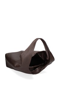 Borsa tote in pelle marrone con finitura texturizzata, apertura superiore e tasca interna con zip. Presenta due manici robusti per il trasporto.