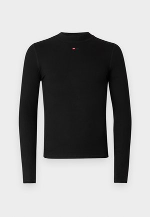 Camiseta negra de manga larga con cuello redondo, textura acanalada y un pequeño logo rojo en el pecho. Diseño sencillo y ajustado.